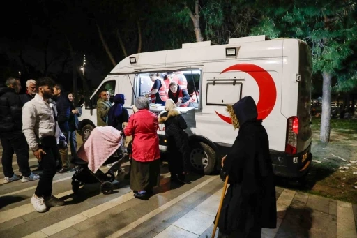 İstanbul’da Kızılay’ın beslenme desteği sabaha kadar sürdü
