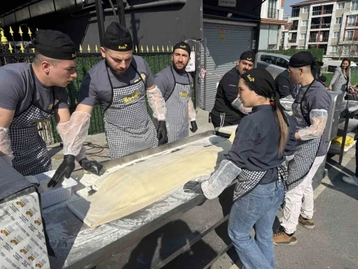 İstanbul&rsquo;da lahmacun rekoru: 63 metrelik dev lahmacun Guinness&rsquo;e girdi
