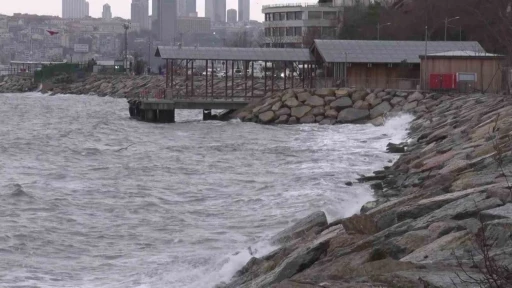 İstanbul&rsquo;da lodos etkisini s&uuml;rd&uuml;r&uuml;yor.
