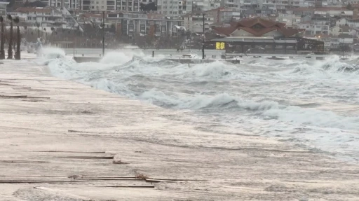 İstanbul&rsquo;da lodos nedeniyle deniz seferleri iptal edildi

