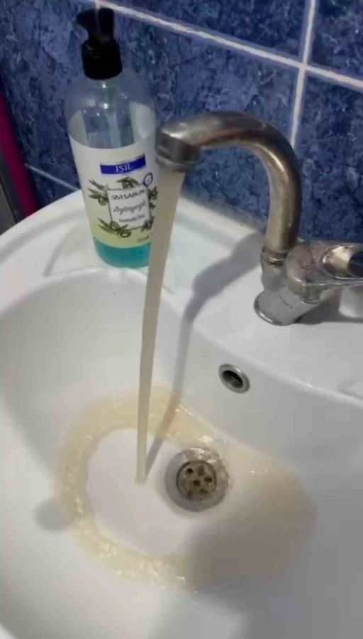 İstanbul’da musluklardan kirli su akmasına vatandaşlardan tepki
