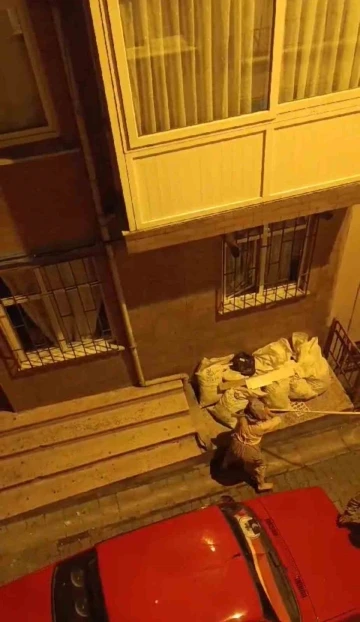 İstanbul’da ortalığın karıştığı park kavgası kamerada: Gece yumruk ve tekmeler havada uçuştu, kadın sopayla saldırdı
