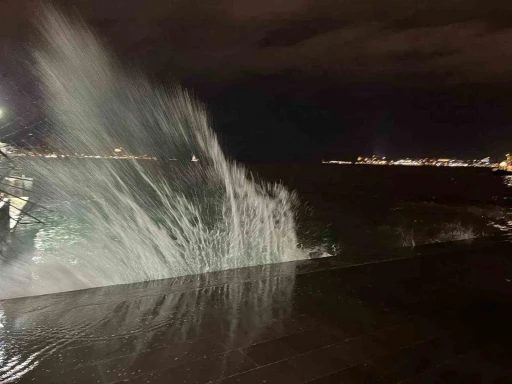 İstanbul&rsquo;da sabah saatlerinde lodos etkili oldu

