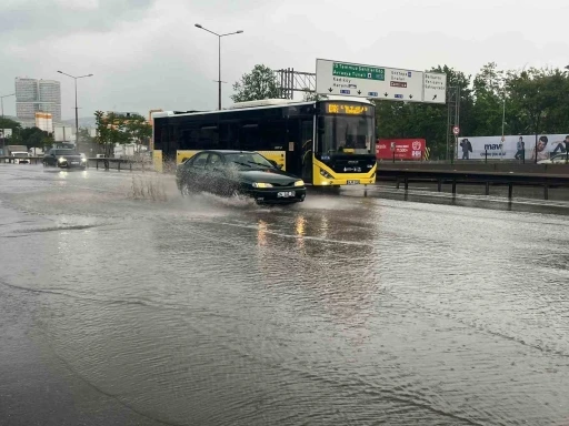 İstanbul&rsquo;da sağanak etkisini g&ouml;stermeye başladı: Yollar g&ouml;le d&ouml;nd&uuml;
