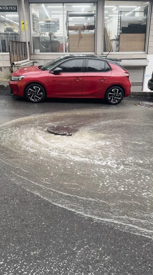 İstanbul&rsquo;da sağanak nedeniyle r&ouml;garlar taştı, caddeler ve k&ouml;pr&uuml; altları g&ouml;le d&ouml;nd&uuml;
