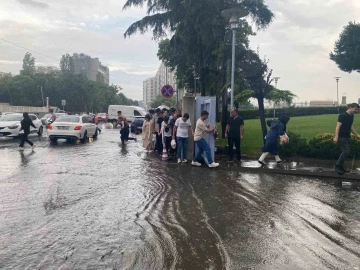 İstanbul’da sağanak yolları göle çevirdi, vatandaşlar zor anlar yaşadı
