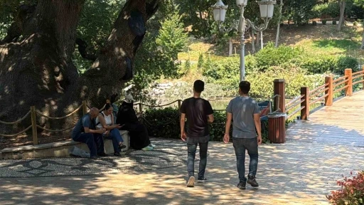İstanbul’da sıcak havadan bunalan vatandaşlar Bebek sahiline akın etti
