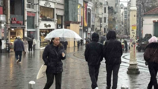 İstanbul&rsquo;da soğuk hava ve yağmur etkili oluyor
