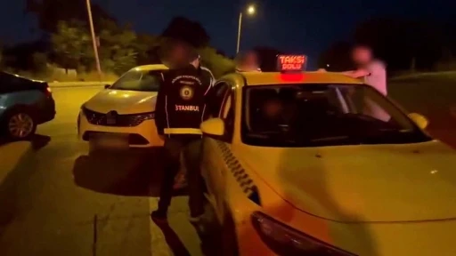 İstanbul&rsquo;da şok evlerinde ve 2 takside 39 ka&ccedil;ak g&ouml;&ccedil;men yakalandı
