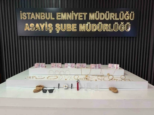 İstanbul&rsquo;da su&ccedil; makinesi kadınların &uuml;zerinden 1 milyonluk ziynet eşyası &ccedil;ıktı, takside yakalandılar
