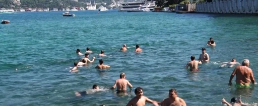 İstanbul&rsquo;da termometreler 36 dereceyi g&ouml;sterdi: Sıcaktan bunalan vatandaşlar sahillere akın etti
