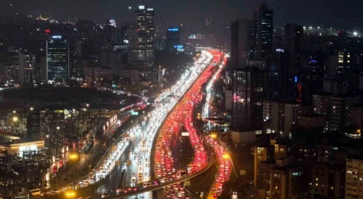 İstanbul&rsquo;da trafik durma noktasına geldi: Yağmurun etkisi ile yoğunluk y&uuml;zde 90&rsquo;a ulaştı
