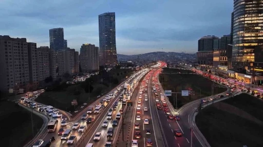 İstanbul&rsquo;da trafik yoğunluğu y&uuml;zde 80&rsquo;e ulaştı
