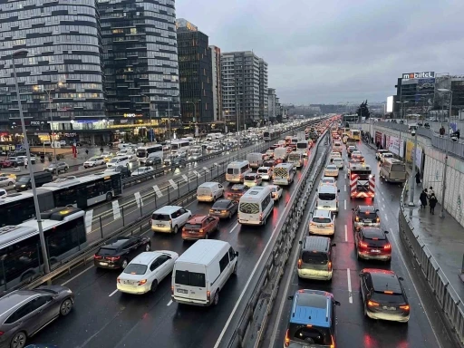 İstanbul&rsquo;da trafik yoğunluğu y&uuml;zde 87&rsquo;e ulaştı
