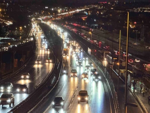 İstanbul&rsquo;da trafik yoğunluğu y&uuml;zde 90&rsquo;a ulaştı
