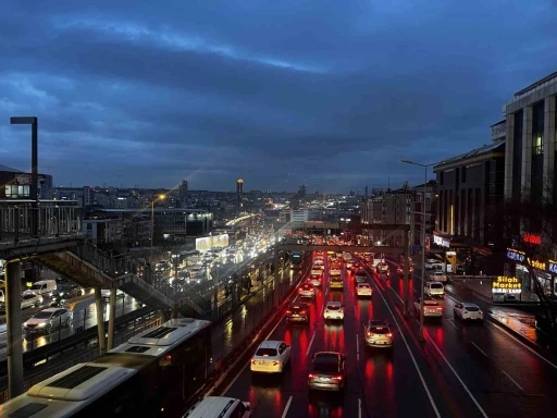 İstanbul&rsquo;da trafik yoğunluğu y&uuml;zde 90&rsquo;a ulaştı
