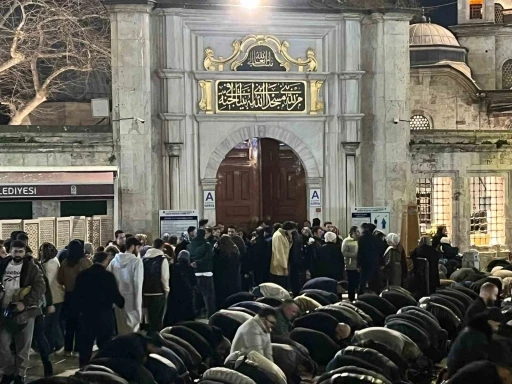 İstanbul&rsquo;da vatandaşlar Kadir Gecesi&rsquo;nde Ey&uuml;psultan Camii&rsquo;ne akın etti
