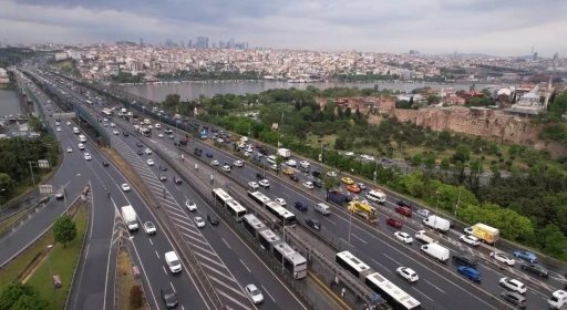 İstanbul&rsquo;da yağmur ve ma&ccedil; trafiği

