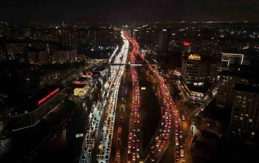 İstanbul&rsquo;da y&uuml;zde 90&rsquo;a ulaşan trafik havadan g&ouml;r&uuml;nt&uuml;lendi
