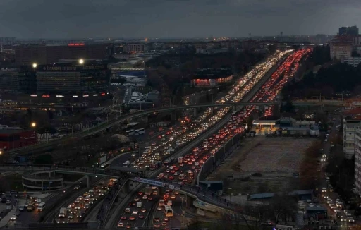 İstanbul&rsquo;da y&uuml;zde 90&rsquo;a varan trafik havadan g&ouml;r&uuml;nt&uuml;lendi
