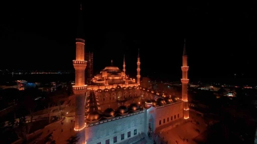 İstanbul’daki camilerde Kadir Gecesi yoğunluğu havadan görüntülendi
