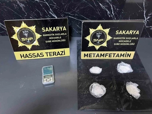 İstanbul&rsquo;dan Sakarya&rsquo;ya zehir taşıyan iki şahıs tutuklandı
