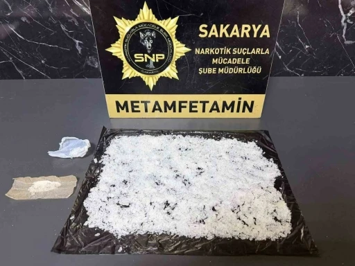 İstanbul&rsquo;dan Zonguldak&rsquo;a uyuşturucu sevk eden şahıslar Sakarya&rsquo;da yakalandı
