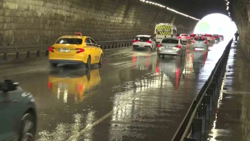 İstanbul g&uuml;ne sağanak yağışla başladı: Maltepe&rsquo;de Altıntepe T&uuml;neli&rsquo;ni su bastı
