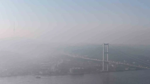 İstanbul g&uuml;ne sisle uyandı: Edirnekapı&rsquo;da sis bulutları arasında dalgalanan T&uuml;rk Bayrağı g&ouml;rsel ş&ouml;len sundu
