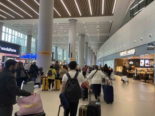 İstanbul Havalimanı’nda bayram dönüşü yoğunluğu
