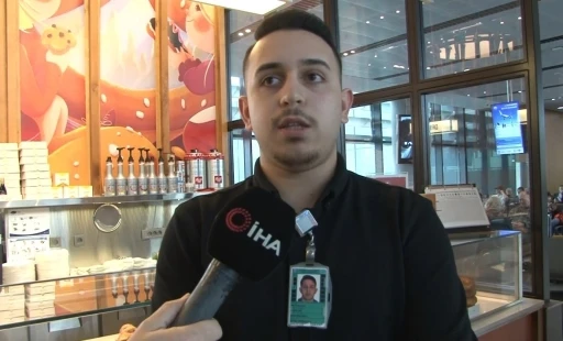 İstanbul Havalimanı&rsquo;nda Heimlich m&uuml;dahalesiyle hayat kurtaran restoran şefi konuştu
