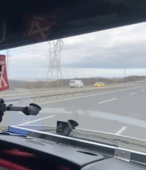 İstanbul Havalimanı yolunda ters y&ouml;nde giden ara&ccedil; kamerada
