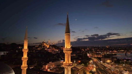 İstanbul semalarında ay yıldız g&ouml;z kamaştırdı
