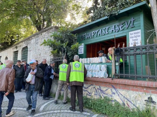 İstanbul Tophane’de her gün 250 kişiye sıcak yemek ikramı
