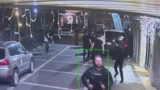 İstanbul’un göbeğinde gece kulübü önünde silahlı çatışma kamerada: 1 ölü, 1 yaralı
