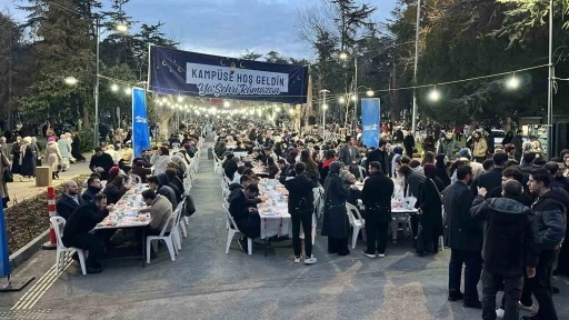 İstanbul &Uuml;niversitesi&rsquo;nde d&uuml;zenlenen iftara binlerce &ouml;ğrenci katıldı
