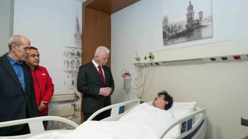 İstanbul Valisi Davut Gül depremde yaralanan vatandaşları ziyaret etti
