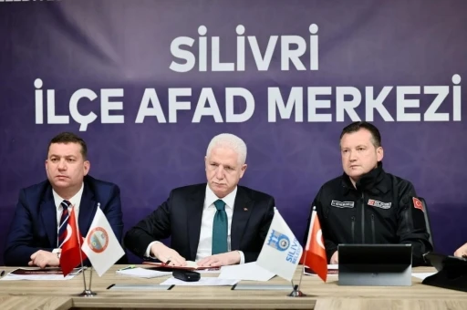 İstanbul Valisi Davut Gül, depremin ardından çalışmaları değerlendirdi
