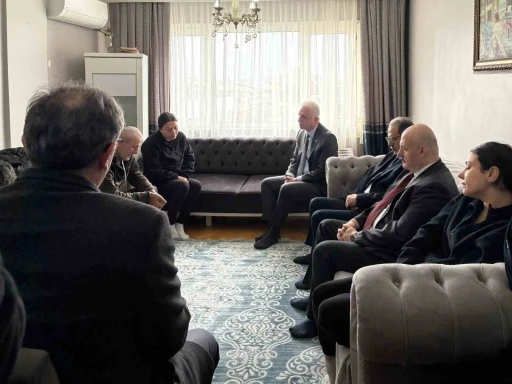 İstanbul Valisi Davut G&uuml;l, G&uuml;ng&ouml;ren&rsquo;de uğradığı bı&ccedil;aklı saldırı sonucu hayatını kaybeden Atlas &Ccedil;ağlayan&rsquo;ın ailesini ziyaret etti
