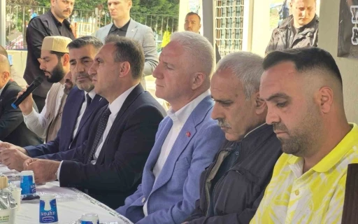 İstanbul Valisi G&uuml;l bı&ccedil;aklanarak &ouml;ld&uuml;r&uuml;len 16 yaşındaki Abdulbaki i&ccedil;in d&uuml;zenlenen mevlide katıldı
