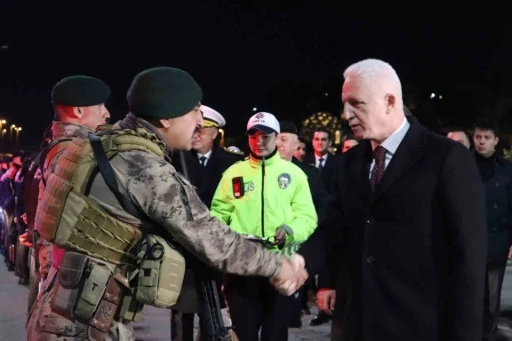 İstanbul Valisi G&uuml;l: "Hemşehrilerimizin huzur i&ccedil;inde yeni yıla girmesi i&ccedil;in b&uuml;t&uuml;n tedbirleri aldık"
