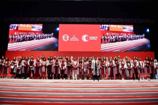 İstanbul Yeni Yüzyıl Üniversitesi’nde mezuniyet coşkusu
