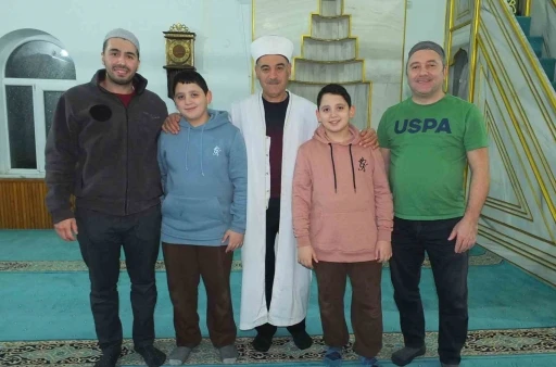 İstanbullu sevimli ikizler Burhaniye&rsquo; ye tatile geldi
