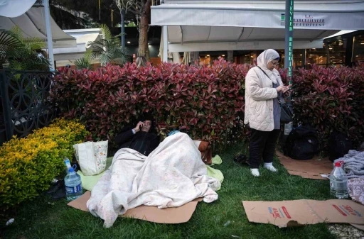 İstanbullular geceyi parkta kurdukları çadırlarda geçiriyor
