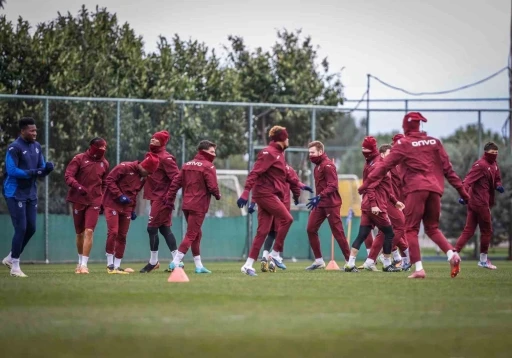 İstanbulspor ma&ccedil;ı hazırlıklarını tamamlayan Trabzonspor İstanbul&rsquo;a gitti

