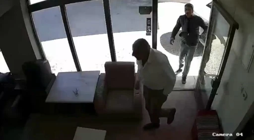İsteği reddedilince d&uuml;kkan basan saldırgan komşularının boğazına bı&ccedil;ak dayayıp aracına hasar verdi
