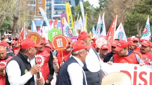 İşten çıkarmaların gölgesinde işçi sendikası yürüyüş yaptı
