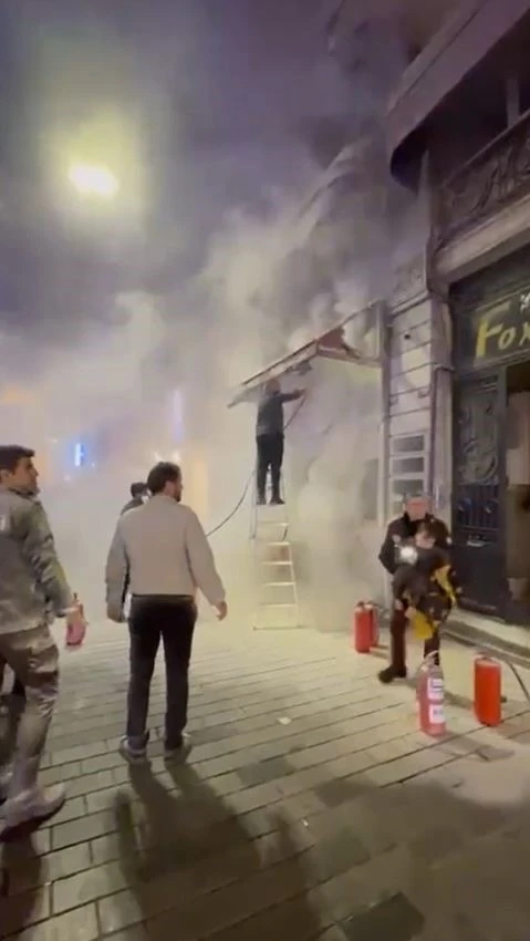 İstiklal Caddesi’nde korkutan yangın
