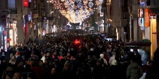 İstiklal Caddesi&rsquo;ndeki yoğunluk havadan g&ouml;r&uuml;nt&uuml;lendi
