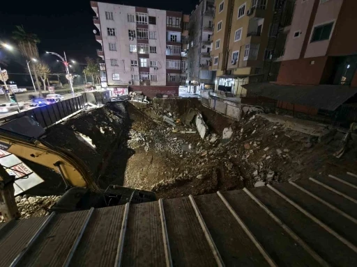 İstinat duvarı &ccedil;&ouml;ken binadaki vatandaşlar tahliye edildi
